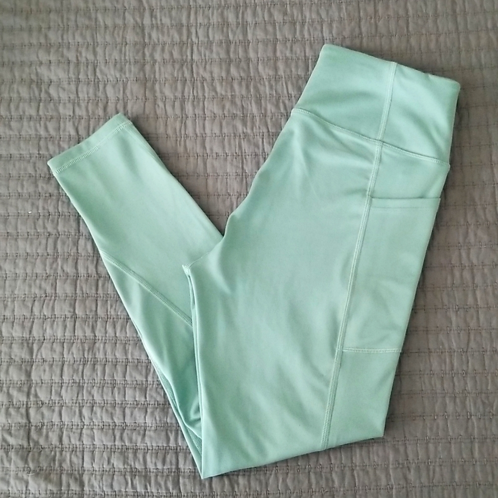 Victoria secret on point flow sage 7/8 leggins size 8